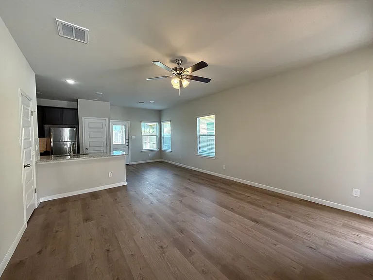 466 Emma Dr — Photo 2