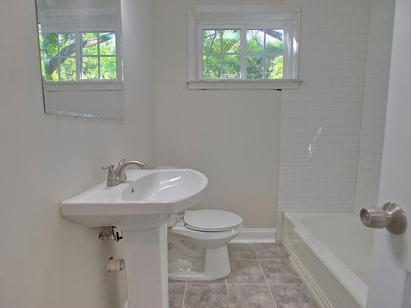5th image of 1938 Jackson Ave #5