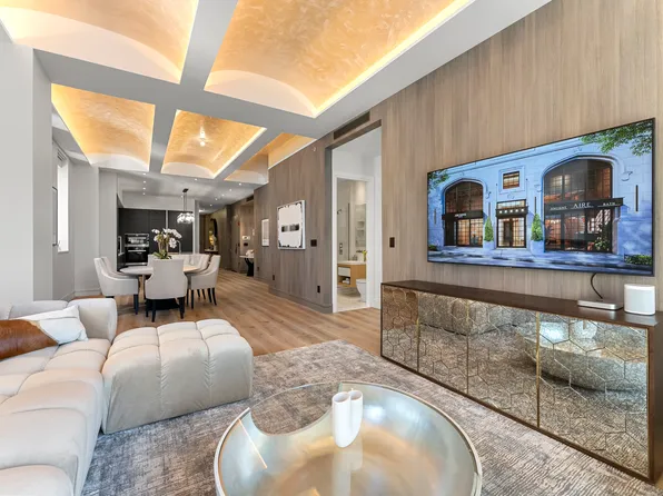 305 East 61st Street 702 image 2 of 17