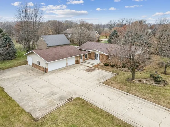 1604 5th St SE, Dyersville, IA 52040