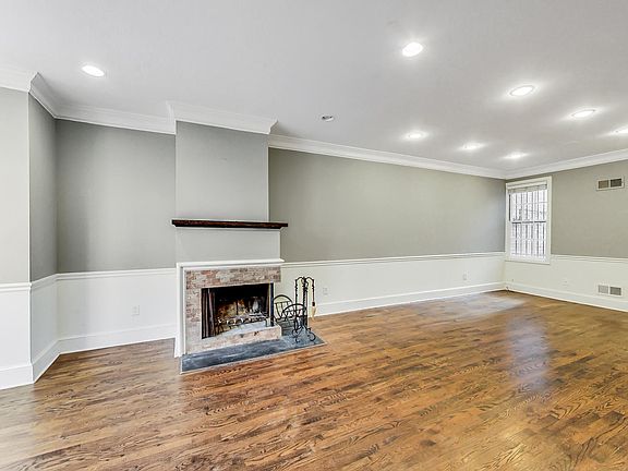 3rd image of 325 9th St SE