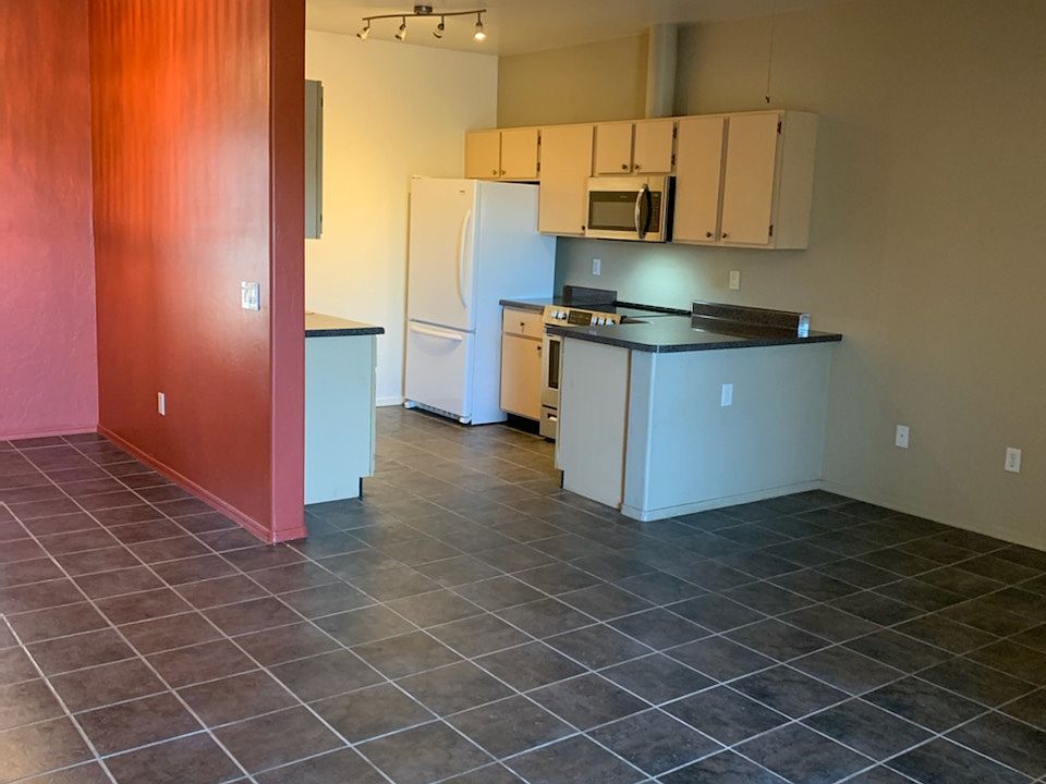 Kitchen w/ breakfast bar