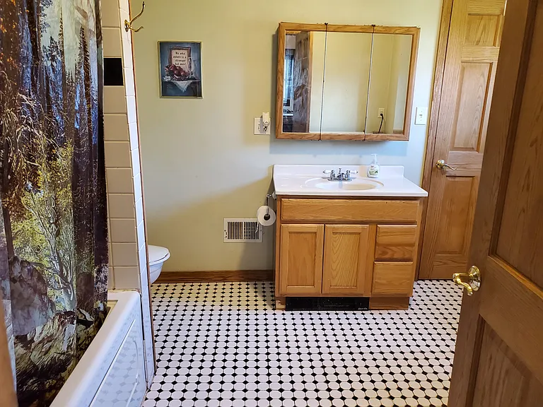 105 Franklin St W — Photo 17