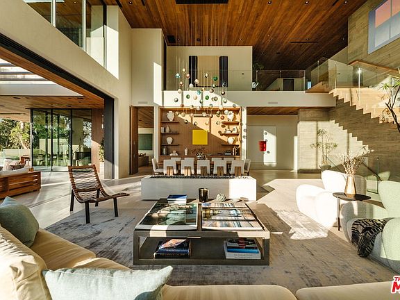 4th image of 401 N Tigertail Rd