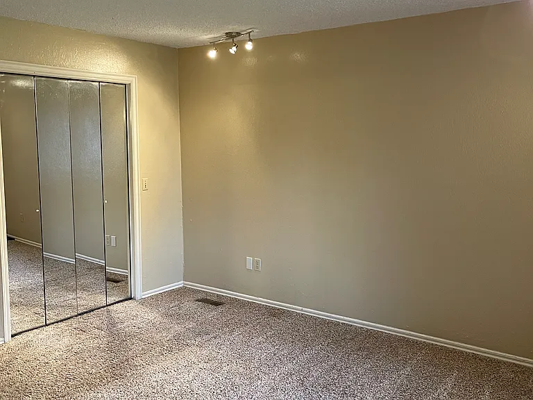800 N Parkview Cir — Photo 10
