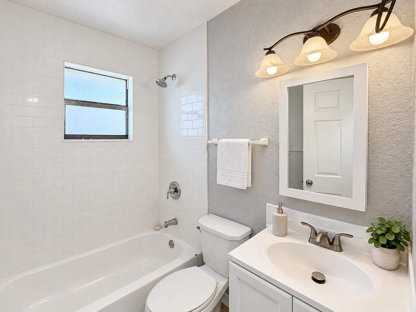 3 bed, 1.0 bath, 900 sqft, $2,400 — Photo 4