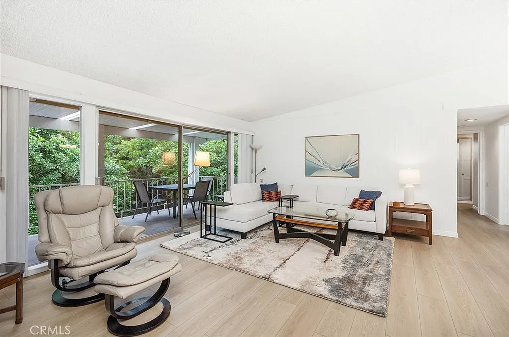 2 bed, 1040 sqft, $3,000 — Photo 2