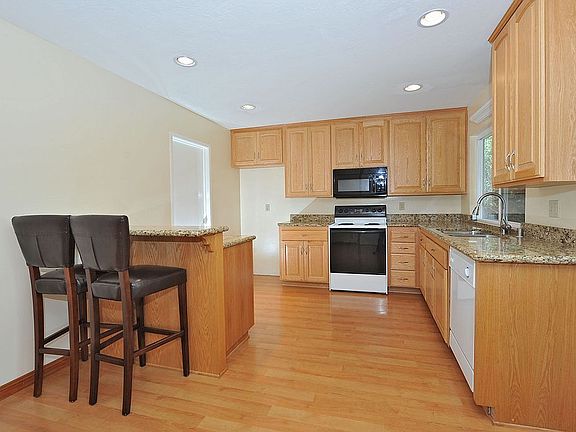 Kitchen w/ Breakfast Bar