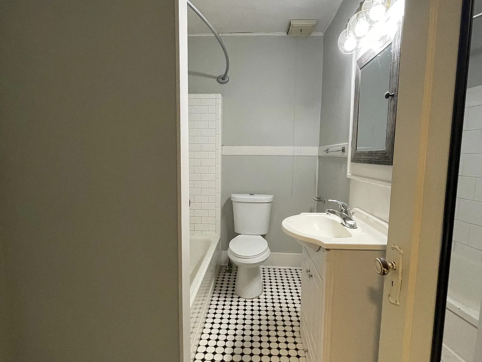 650 NE 40th St — Photo 3