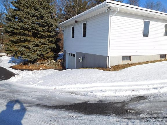 Side with one car garage