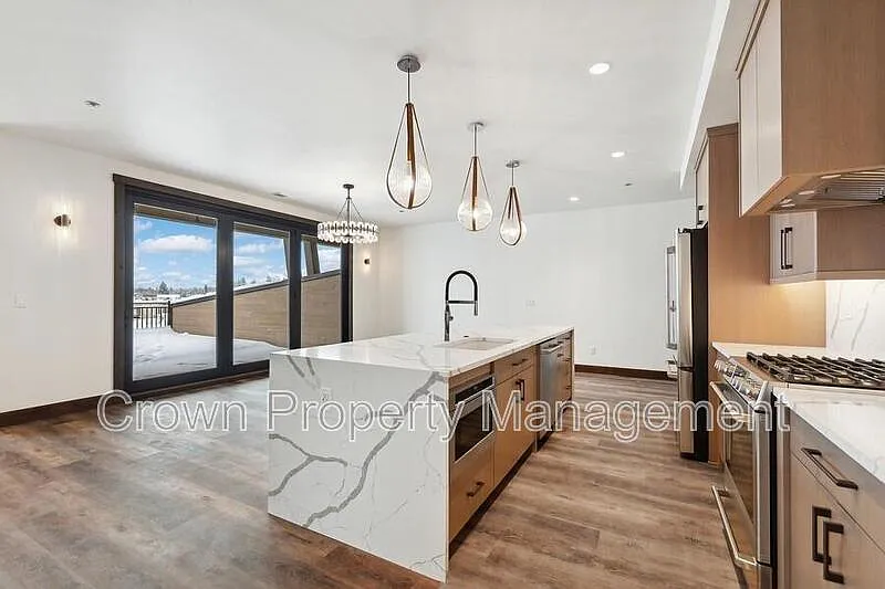 3 bed, 4.0 bath, 2185 sqft, $5,500 — Photo 3