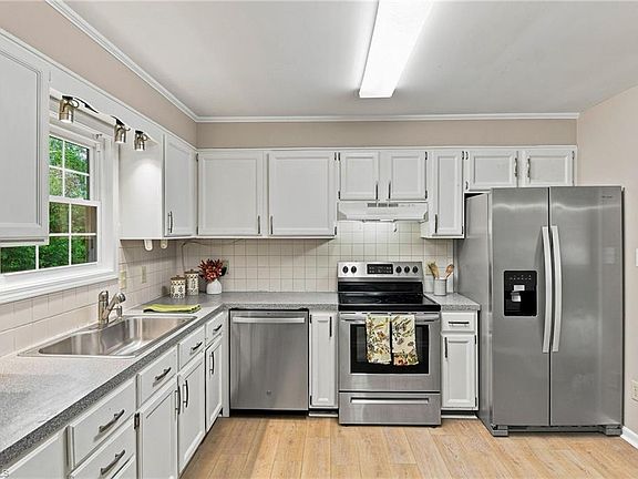 3rd image of 207 Tamworth Dr