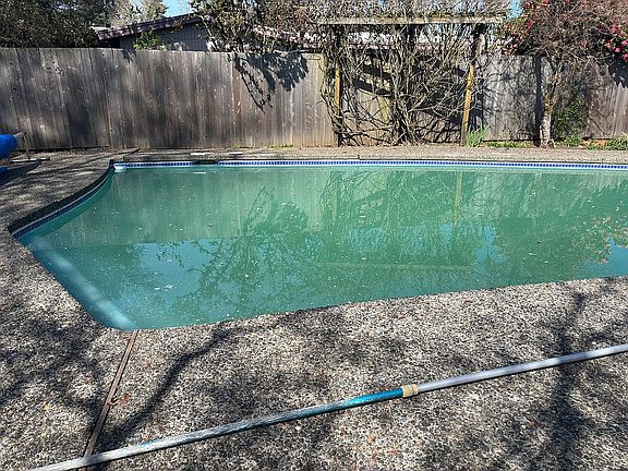 4th image of 809 NE Jackson School Rd