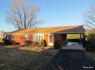 1621 S Pacific Dr, Vinton, VA 24179