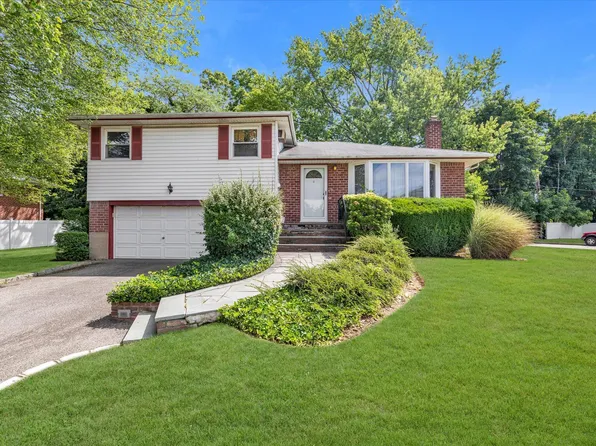 80 Winthrop Road, Plainview, NY 11803