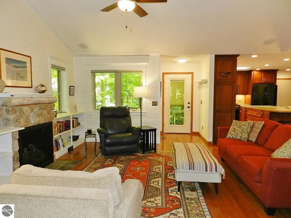 12055 S Woodwinds Cir APT 23, Traverse City, MI 49684