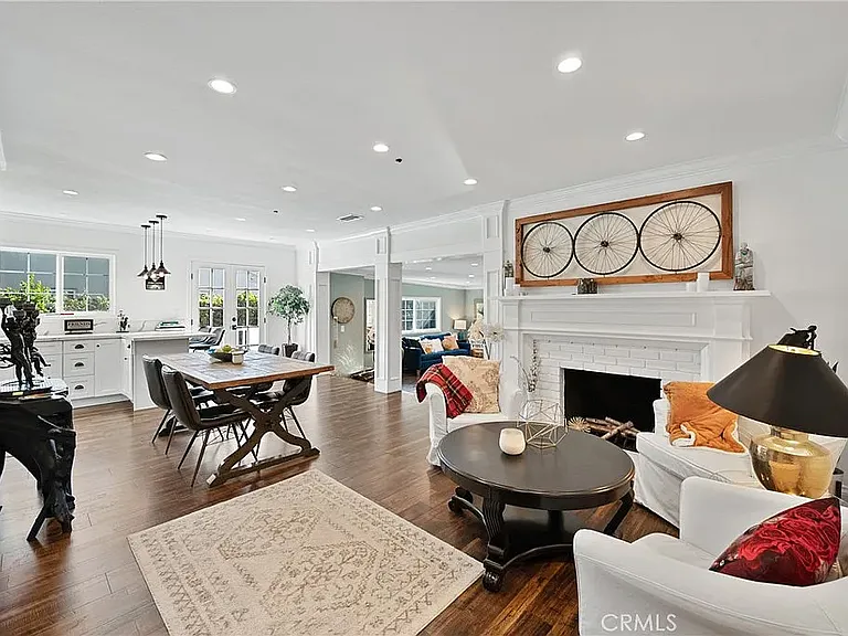 20852 Kittridge St — Photo 20