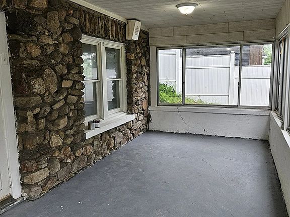 4th image of 616 Lakes Rd #1