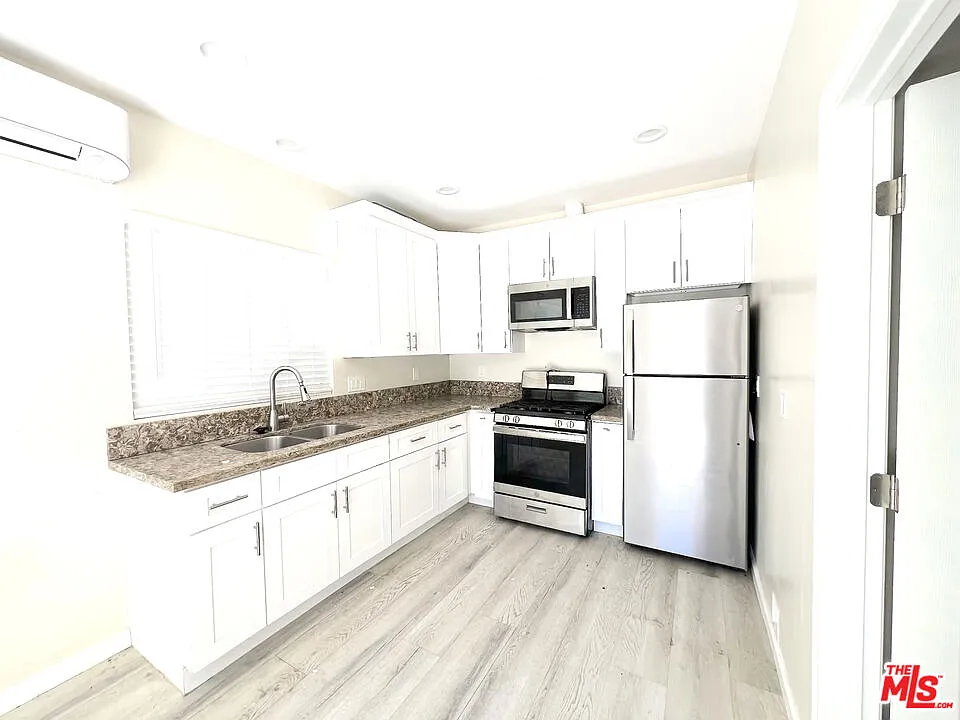 1 bed, 1.0 bath, 700 sqft, $1,800 — Photo 3