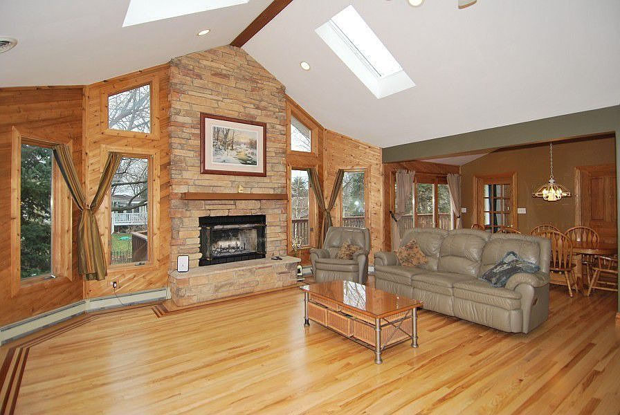 2nd image of 725 11th Ave