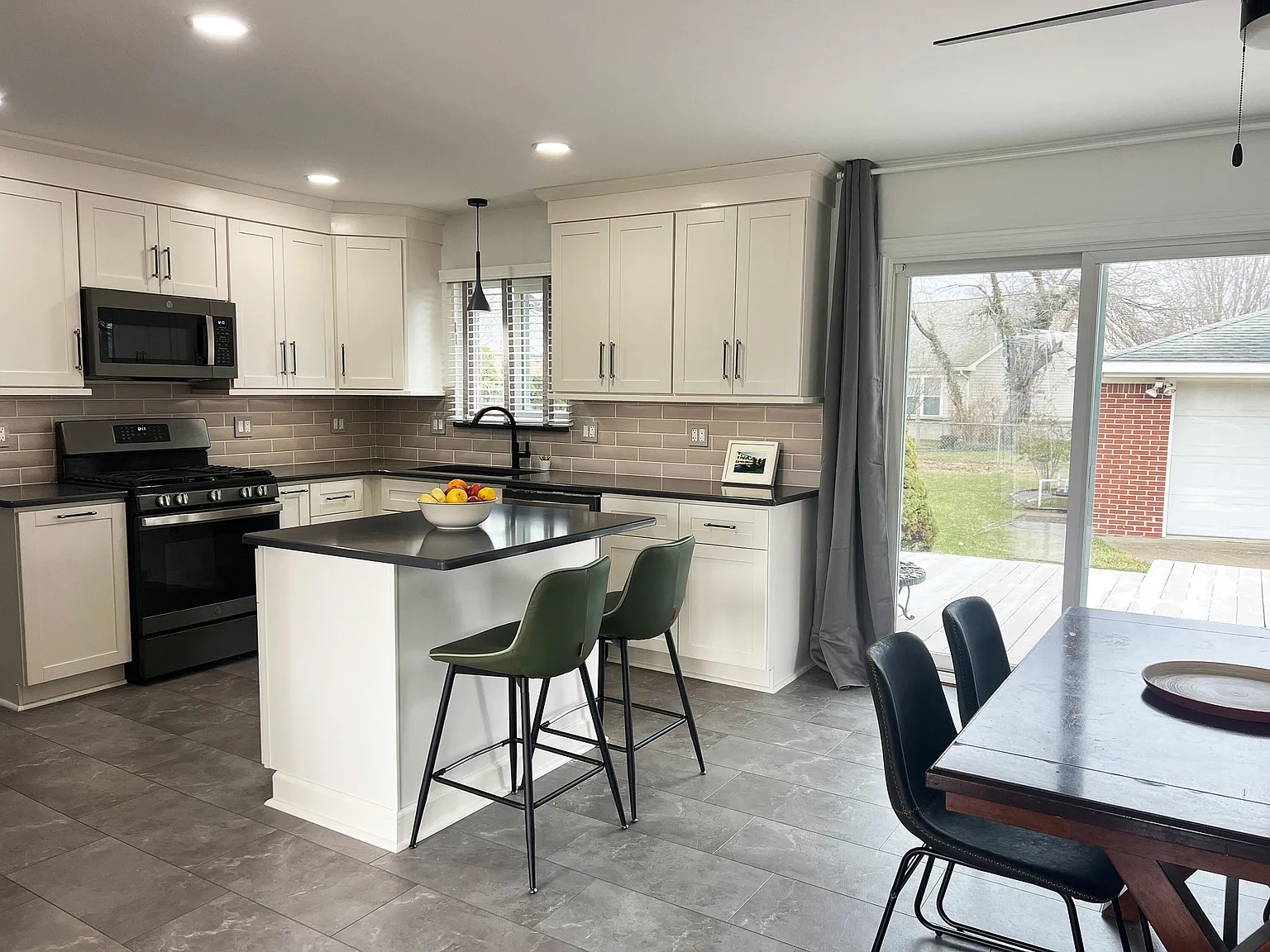 3 bed, 2.0 bath, 1050 sqft, $2,875 — Photo 3