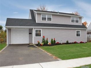 28 Rigger Ln, Levittown, NY 11756