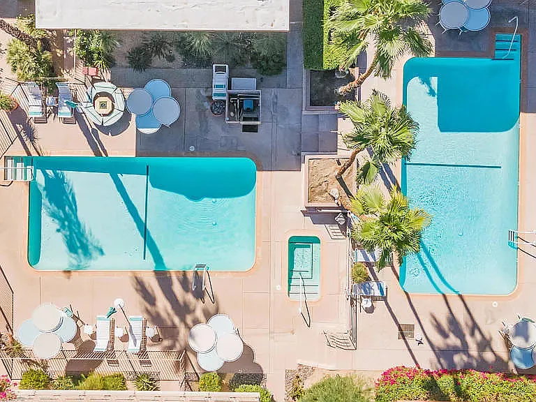 2 pools! 1 spa!