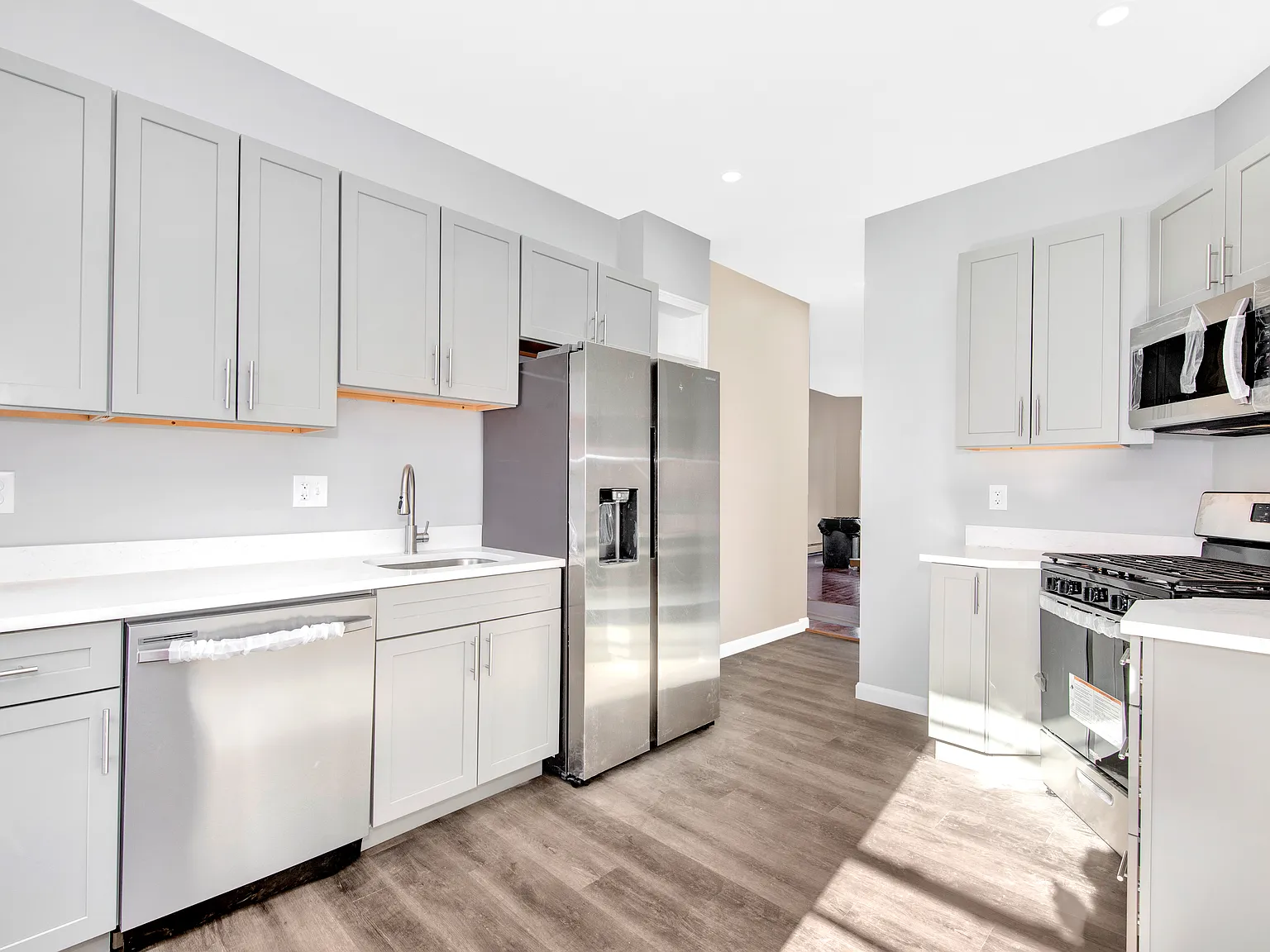 4 bed, 1.5 bath, 1000 sqft, $4,000 — Photo 2