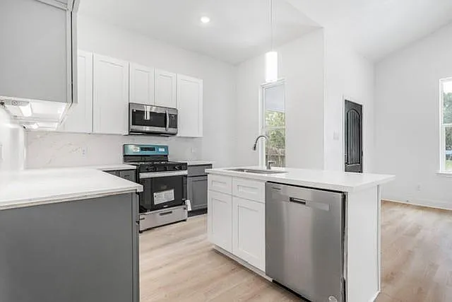 3 bed, 2.0 bath, 1122 sqft, $1,900 — Photo 4
