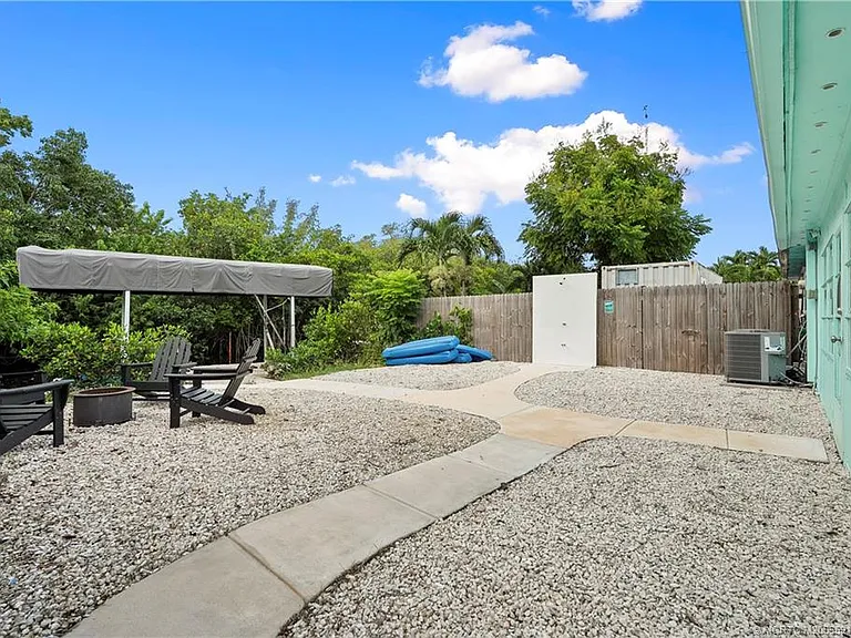 30 SW Hideaway Pl — Photo 22