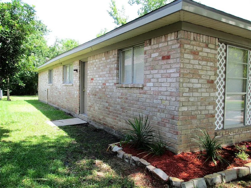 3 bed, 1389 sqft, $1,699 — Photo 2