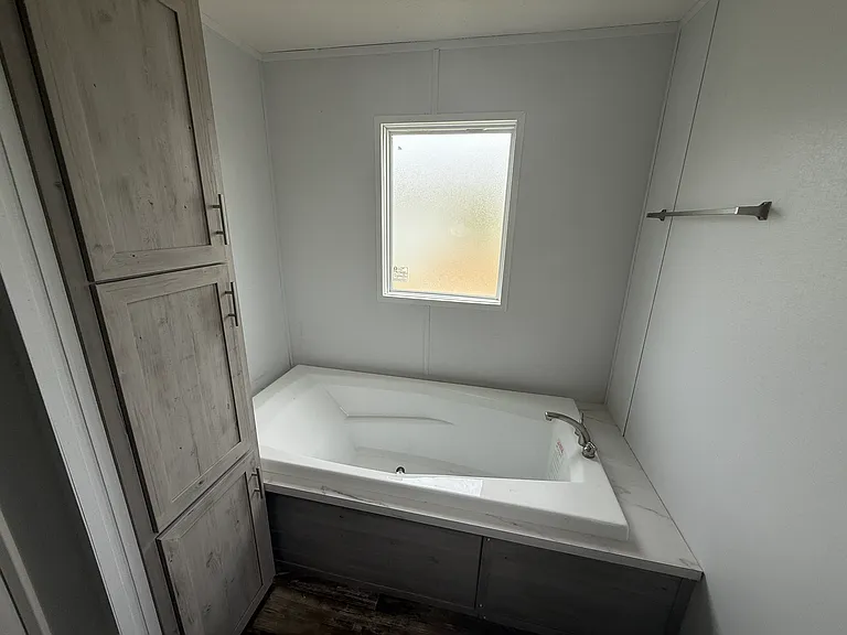 Soaking tub
