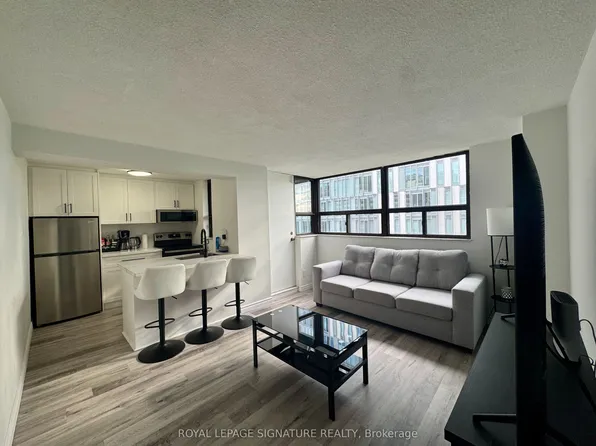 53 McCaul St #641, Toronto, ON M5T 2W9