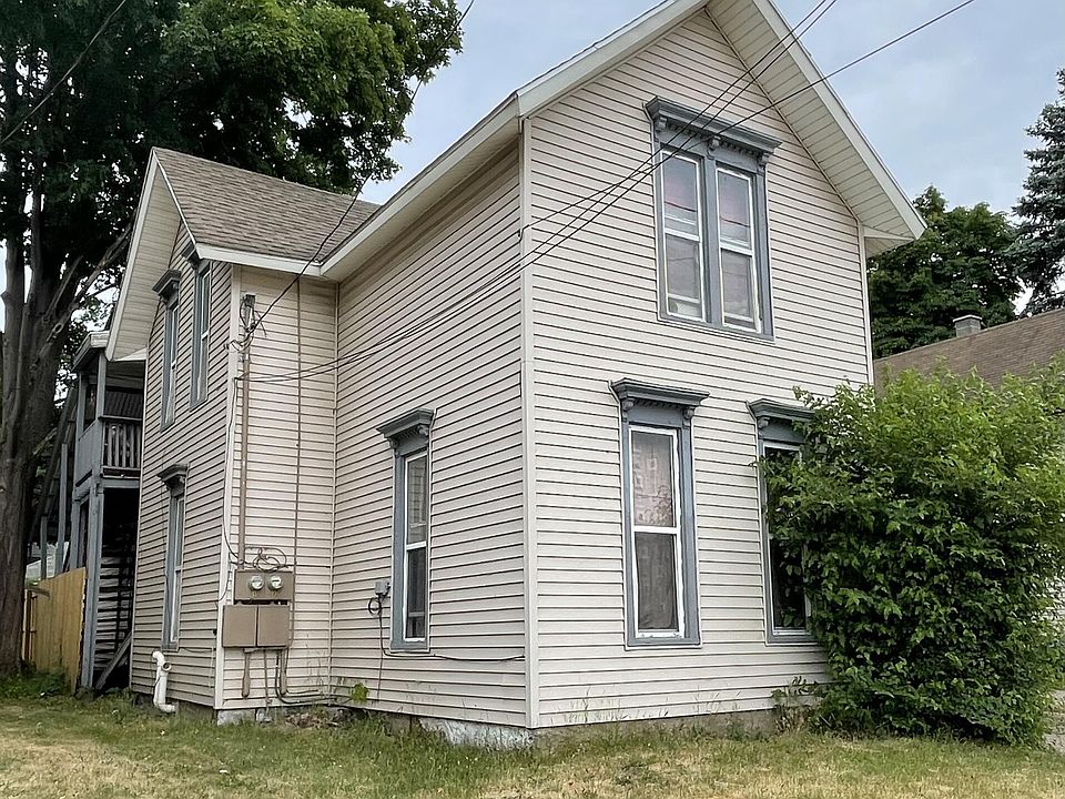 1st image of 752 Broadway Ave NW