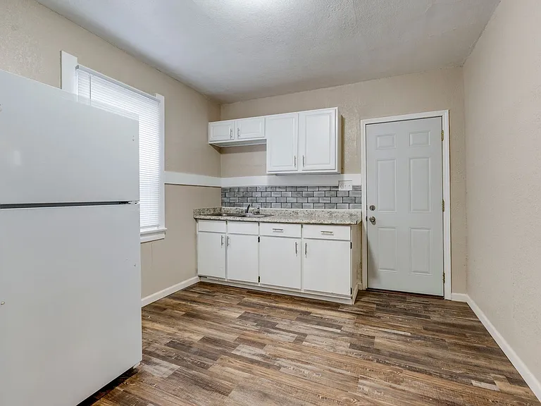 426 E Lake St — Photo 2