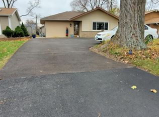 2411 E Sand Lake Rd, Lindenhurst, IL 60046