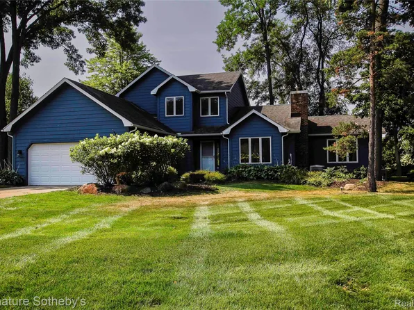 3131 Smugglers Ridge Dr, Commerce Township, MI 48390