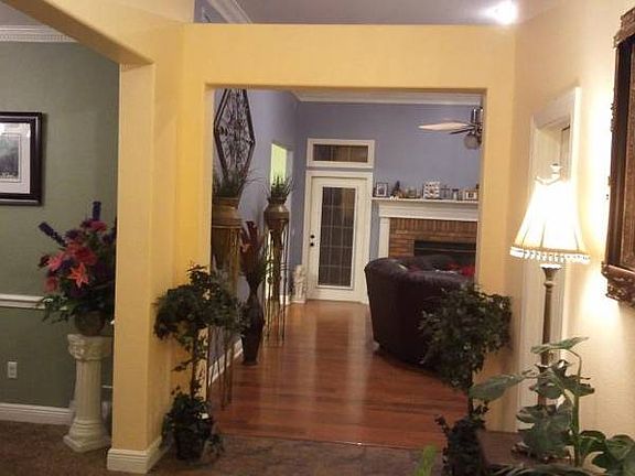 Large Foyer-High Ceilings