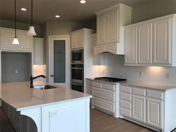 4th image of 400 Plumeria Dr