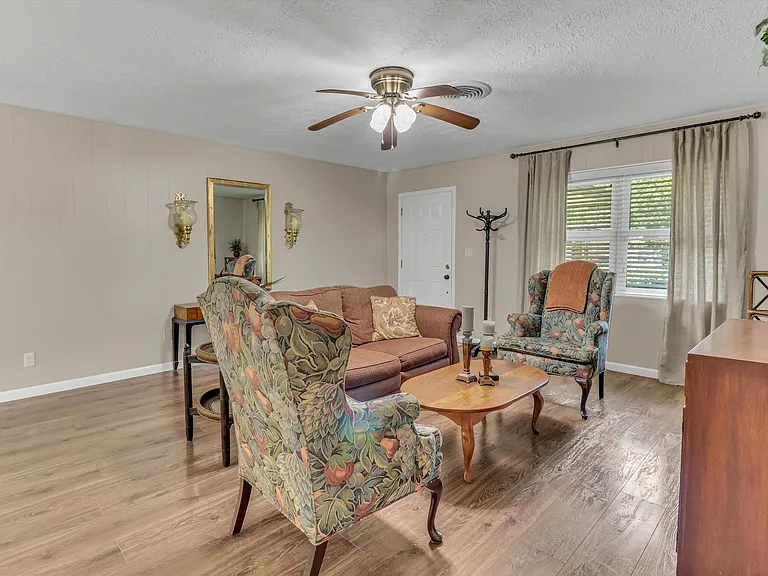 805 Bluebonnet Ln — Photo 32