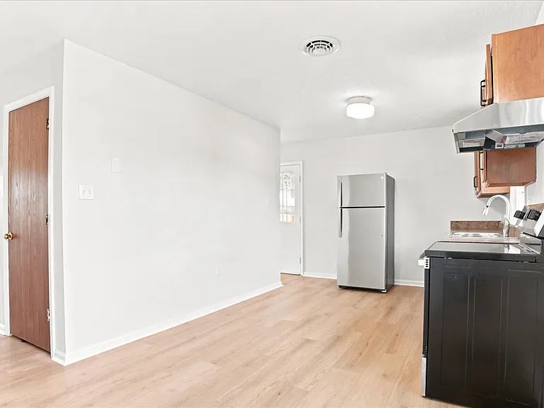 102 Linwood Ct — Photo 18