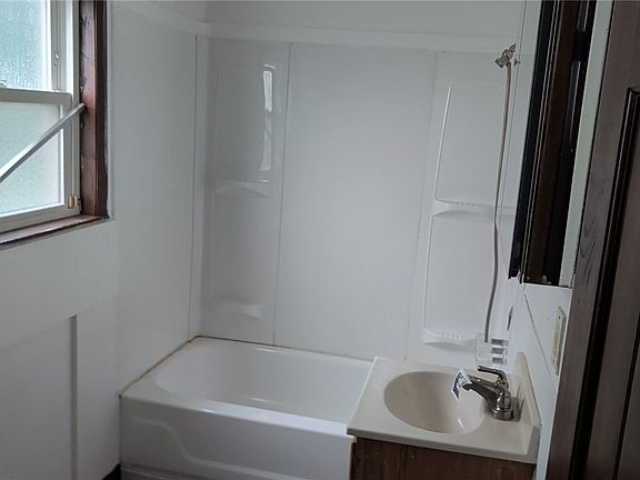 5th image of 581 Allyn St