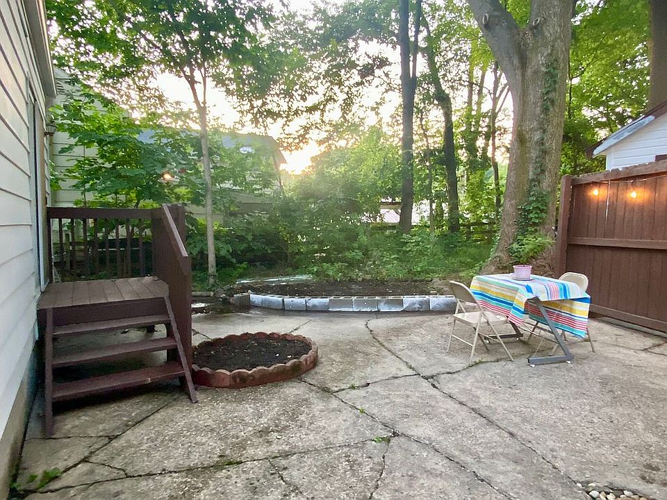 2nd image of 425 E Crain Ave
