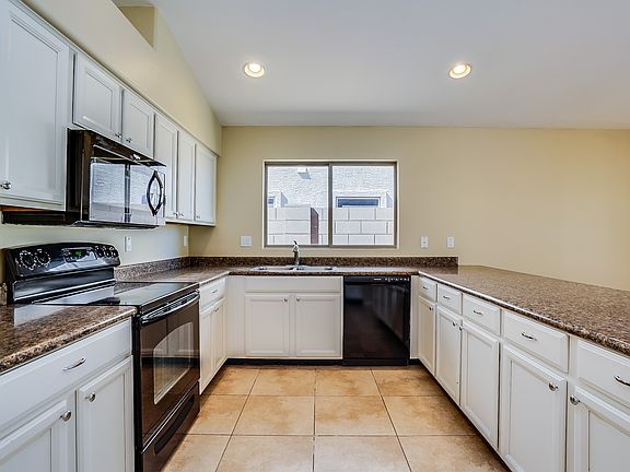 3rd image of 2040 W Half Moon Cir