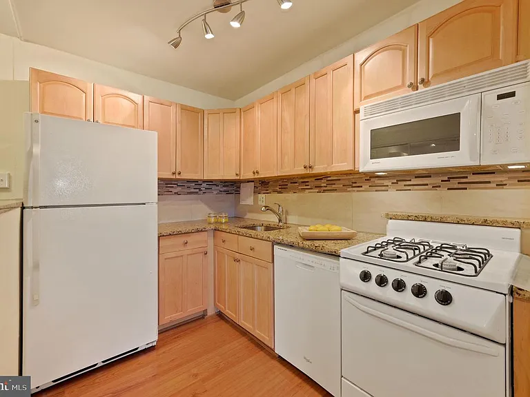 2401 Washington Cir NW #H-803 — Photo 12