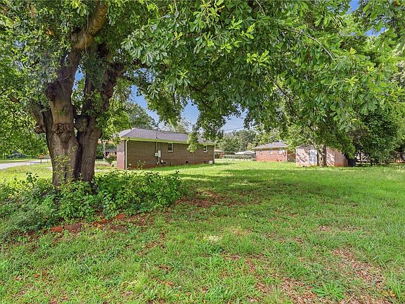 5th image of 700 Woodmont Cir
