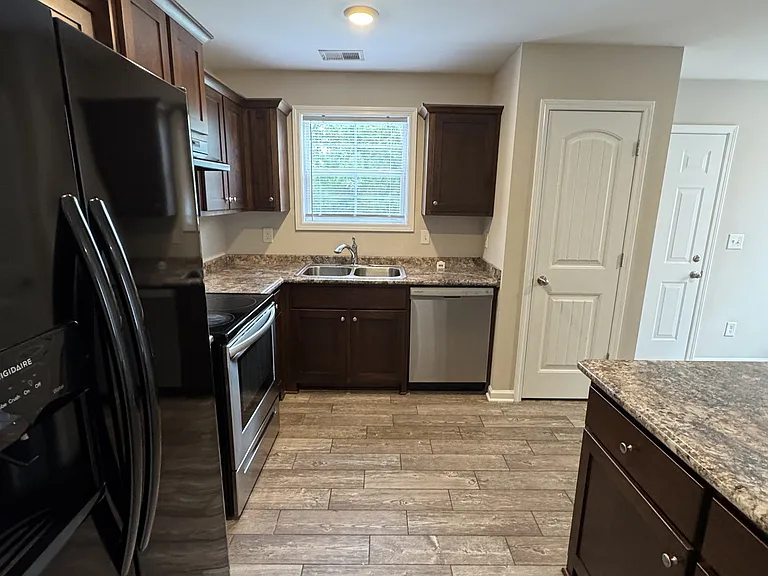 1529 Gambill Wood Dr — Photo 4