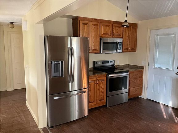 3rd image of 6 Pilgrim Ave