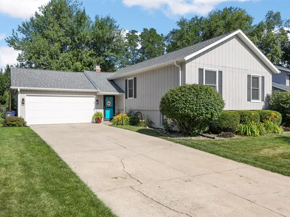 7005 Surrey Dr NE, Cedar Rapids, IA 52402