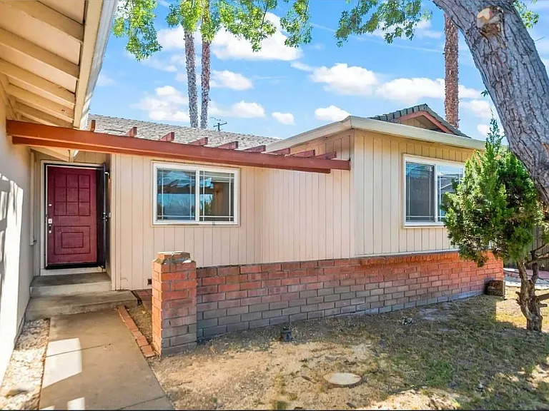 335 Spode Way — Photo 1